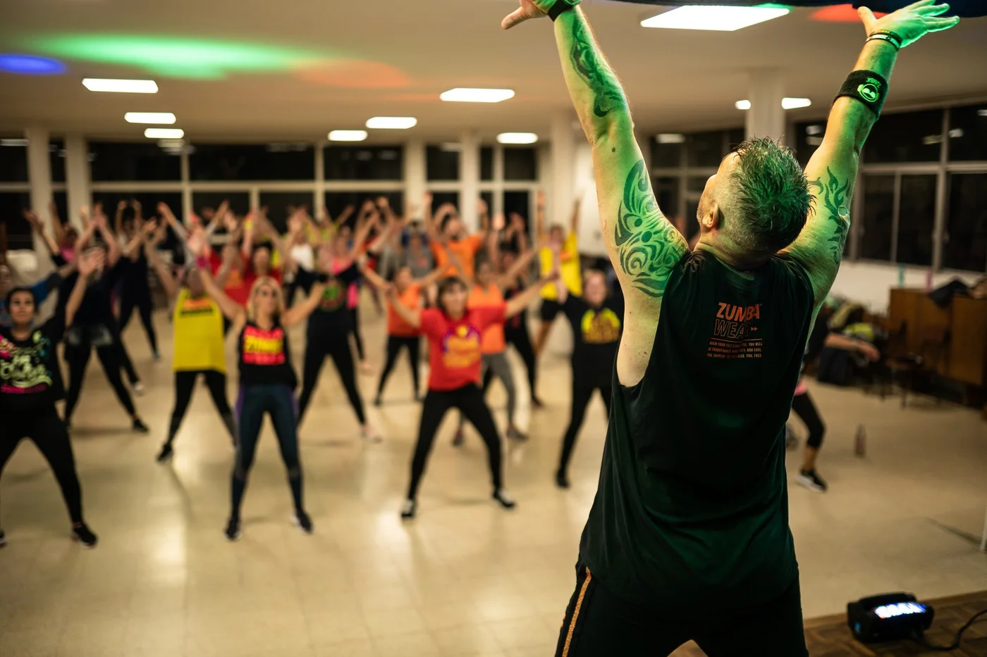 Clase grupal de Zumba en Montevideo guiada por Seba