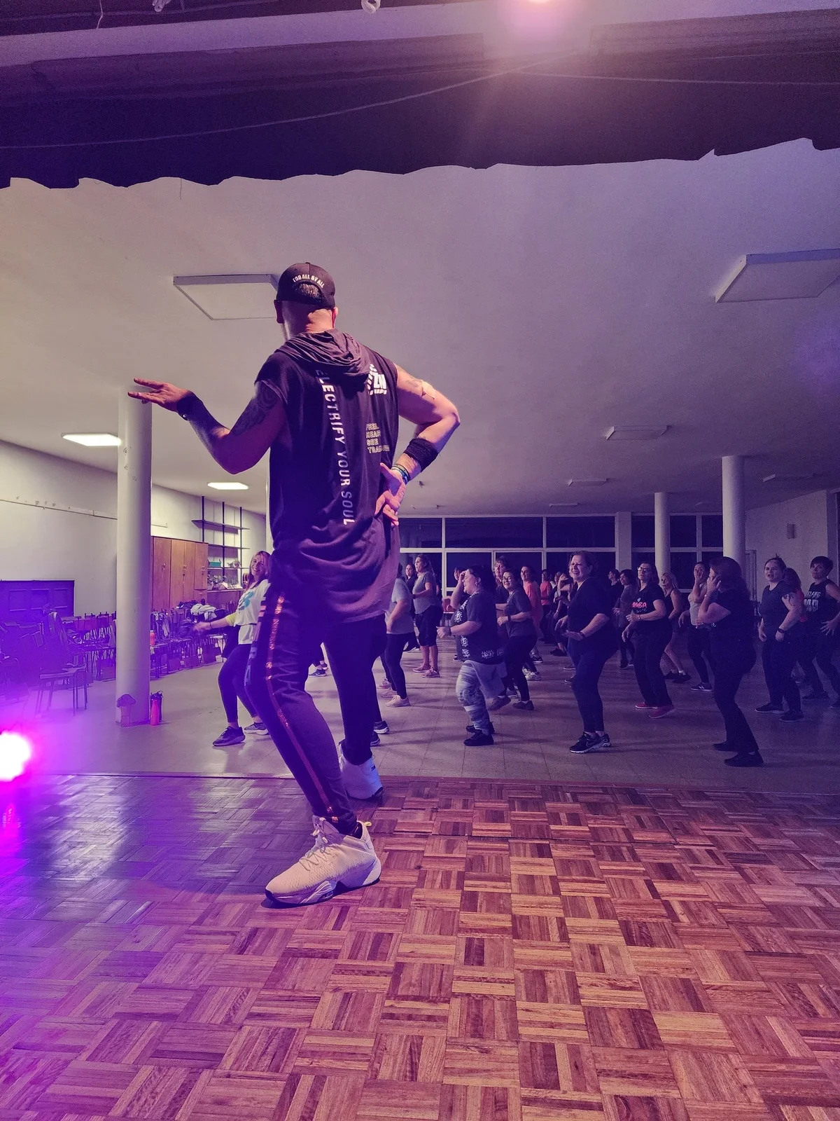 Seba bailando durante una clase de Zumba